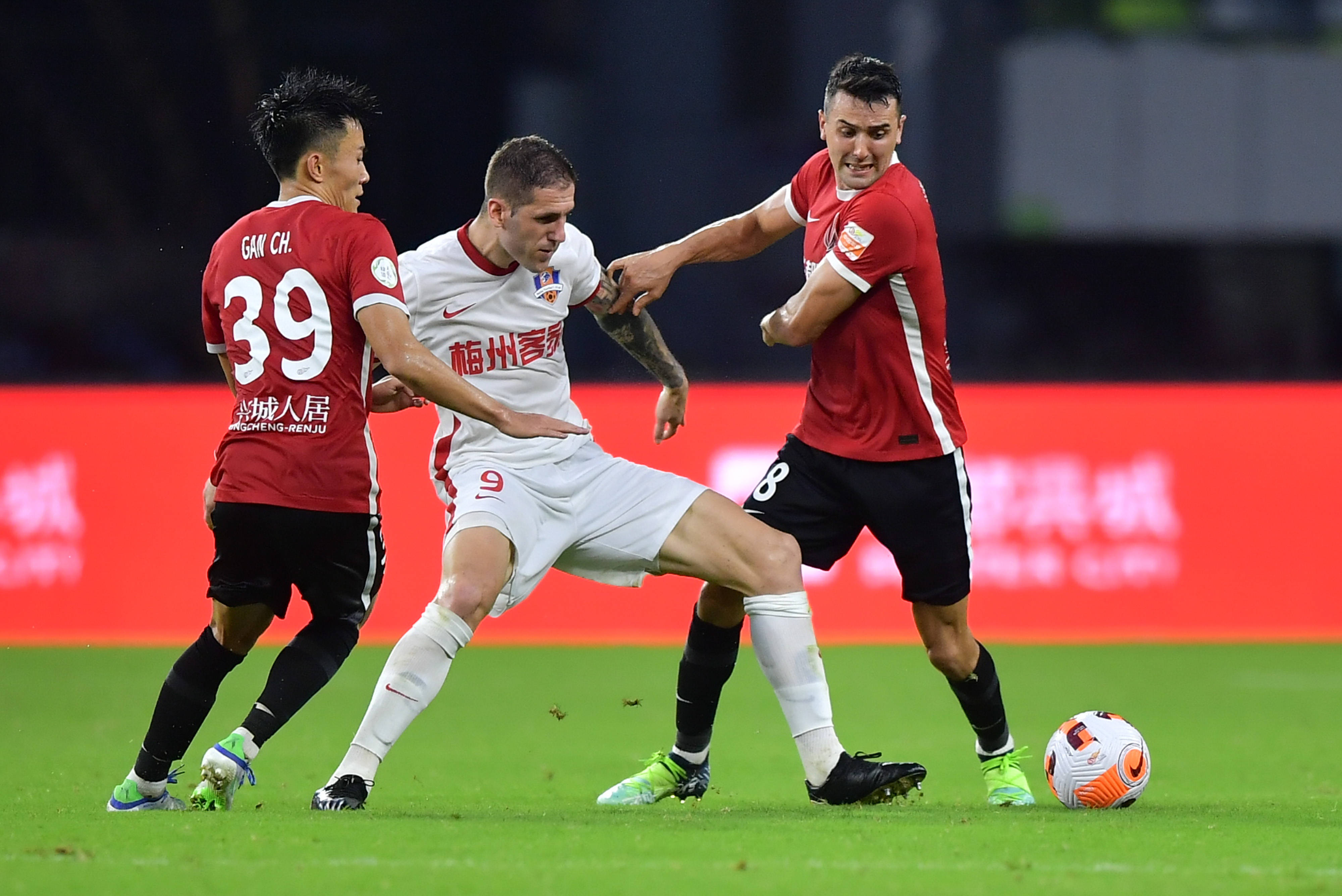 包含国际比赛日成都蓉城调整名单以备英超；造点机会环节打磨；悬念犹存；球队文化再被提及的词条